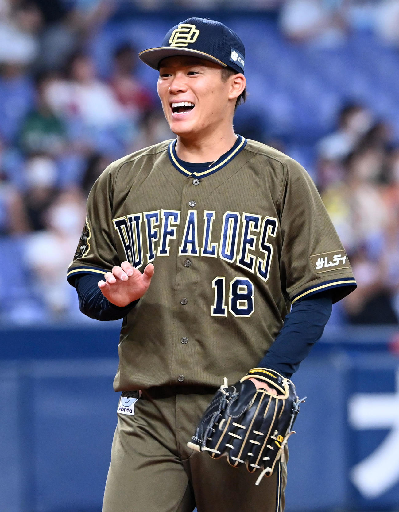 オリックス対楽天　6回表楽天2死二塁、浅村の右飛を杉本が好捕、笑顔を見せる山本（撮影・前岡正明）
