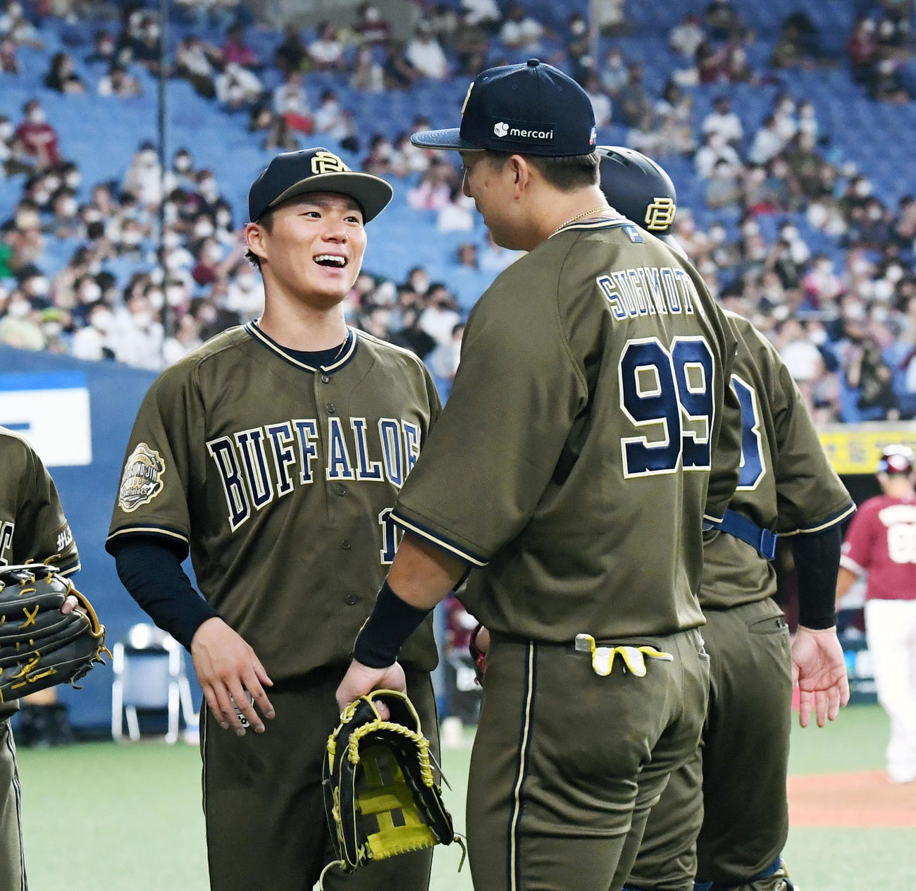オリックス対楽天　6回表楽天2死二塁、浅村の右飛を好捕した杉本（右）を笑顔で迎える山本（撮影・前岡正明）