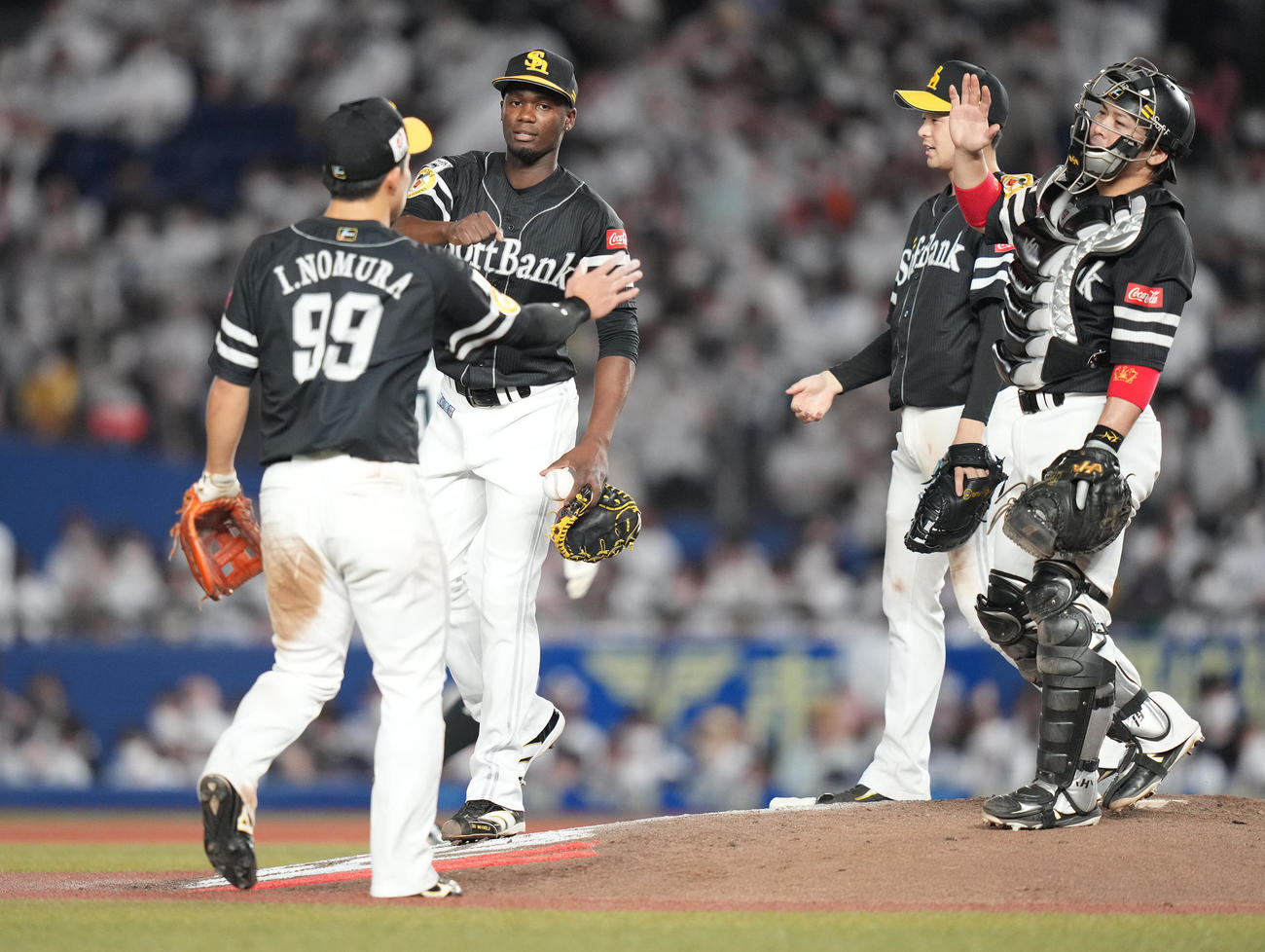 ロッテ対ソフトバンク　ロッテに勝利しタッチを交わすソフトバンクナイン（撮影・鈴木みどり）