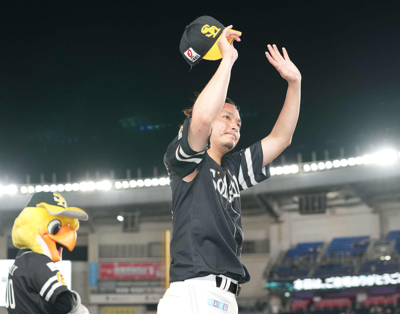 ロッテ対ソフトバンク　7回1失点で勝利投手のソフトバンク東浜はファンの声援に応える（撮影・鈴木みどり）