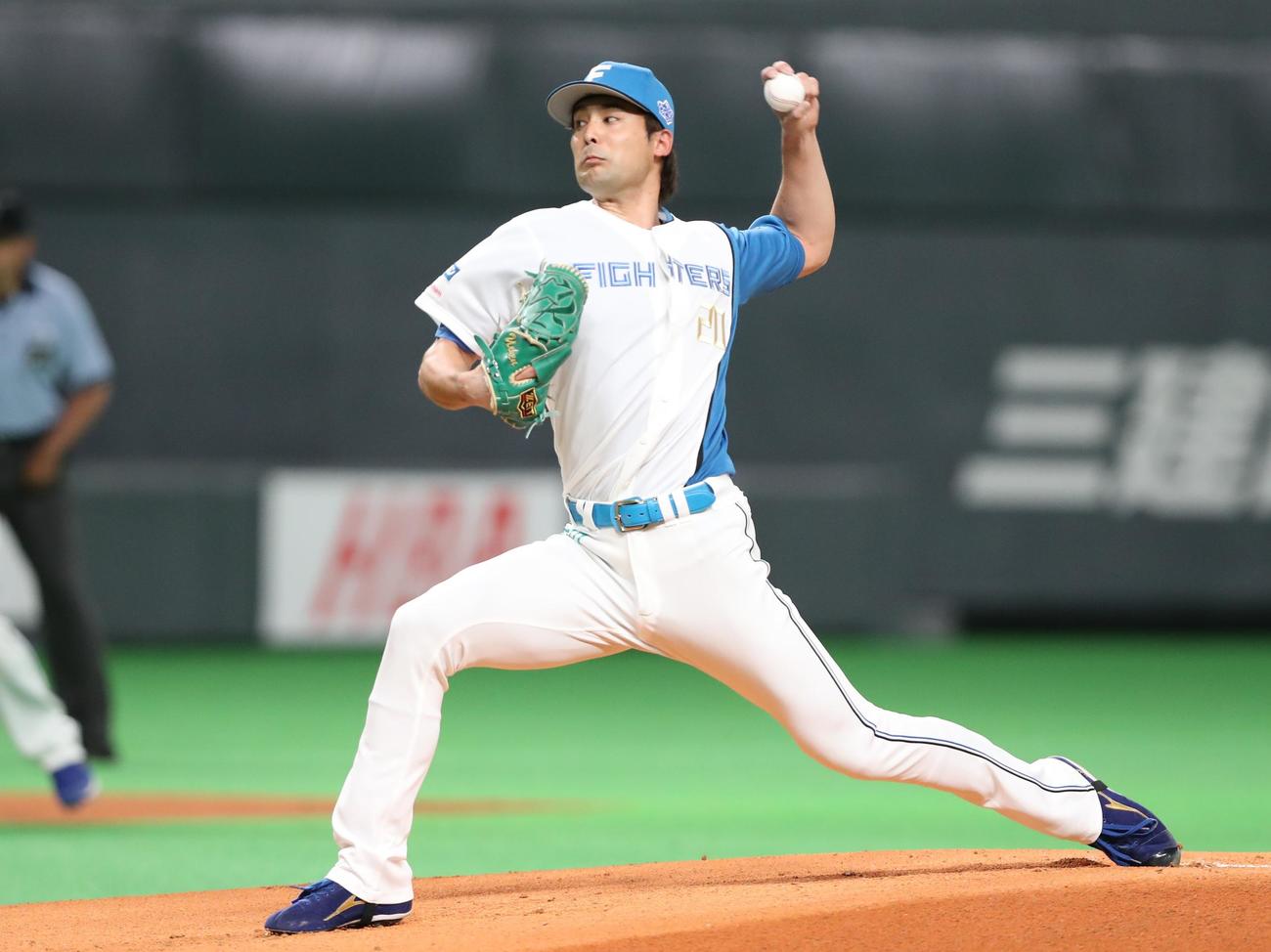 日本ハム対西武　力投する日本ハム先発の上原（撮影・黒川智章）