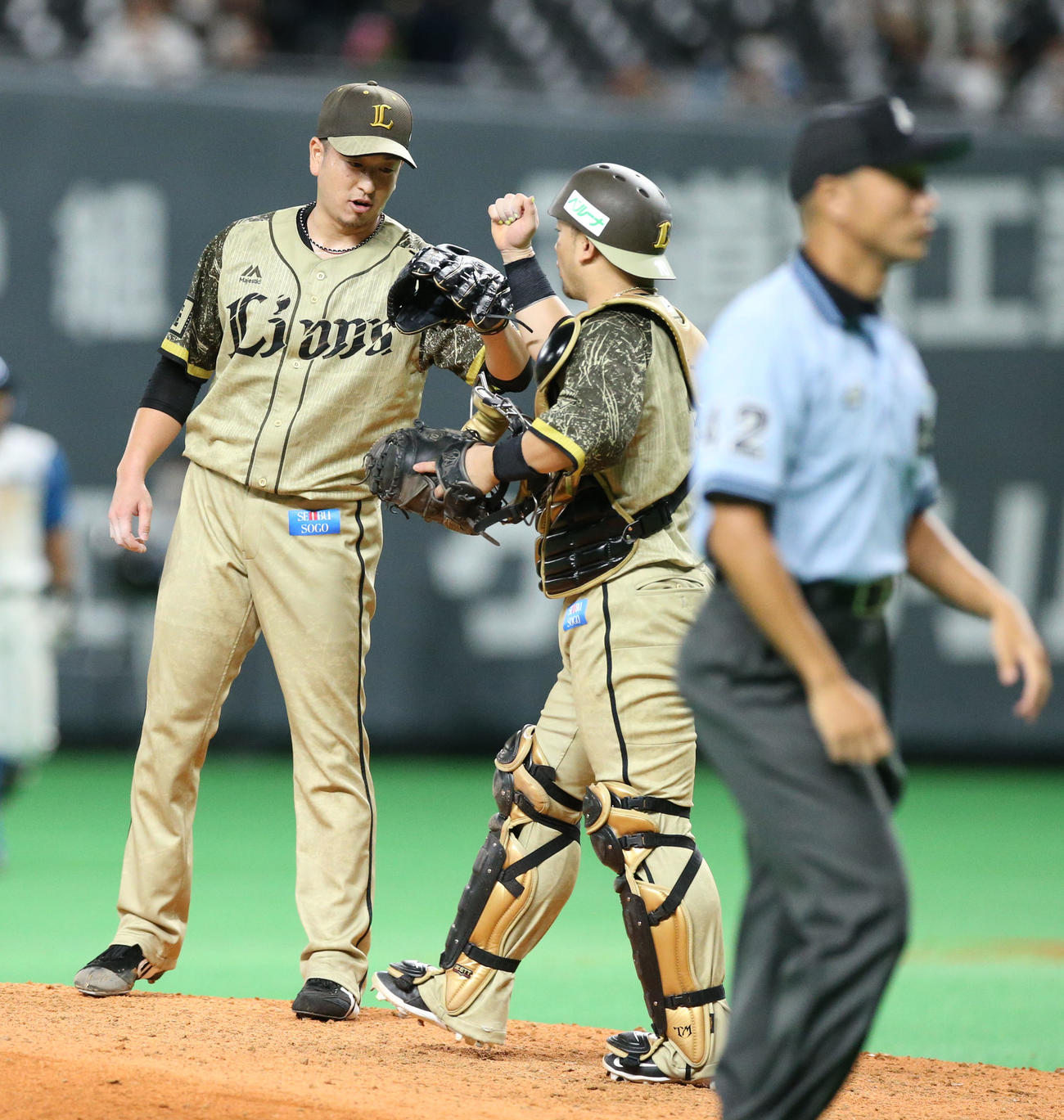 日本ハム対西武　引き分けに終わりグータッチを交わす宮川（左）と森（撮影・佐藤翔太）