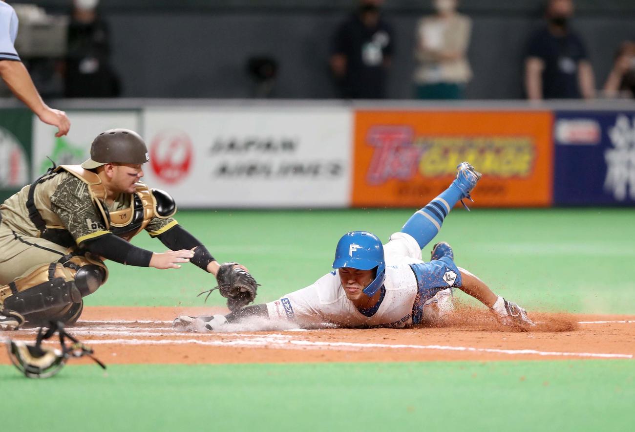 日本ハム対西武　10回裏日本ハム2死二塁、上川畑の二ゴロで今川が本塁を突くもアウトになる。捕手森（撮影・黒川智章）
