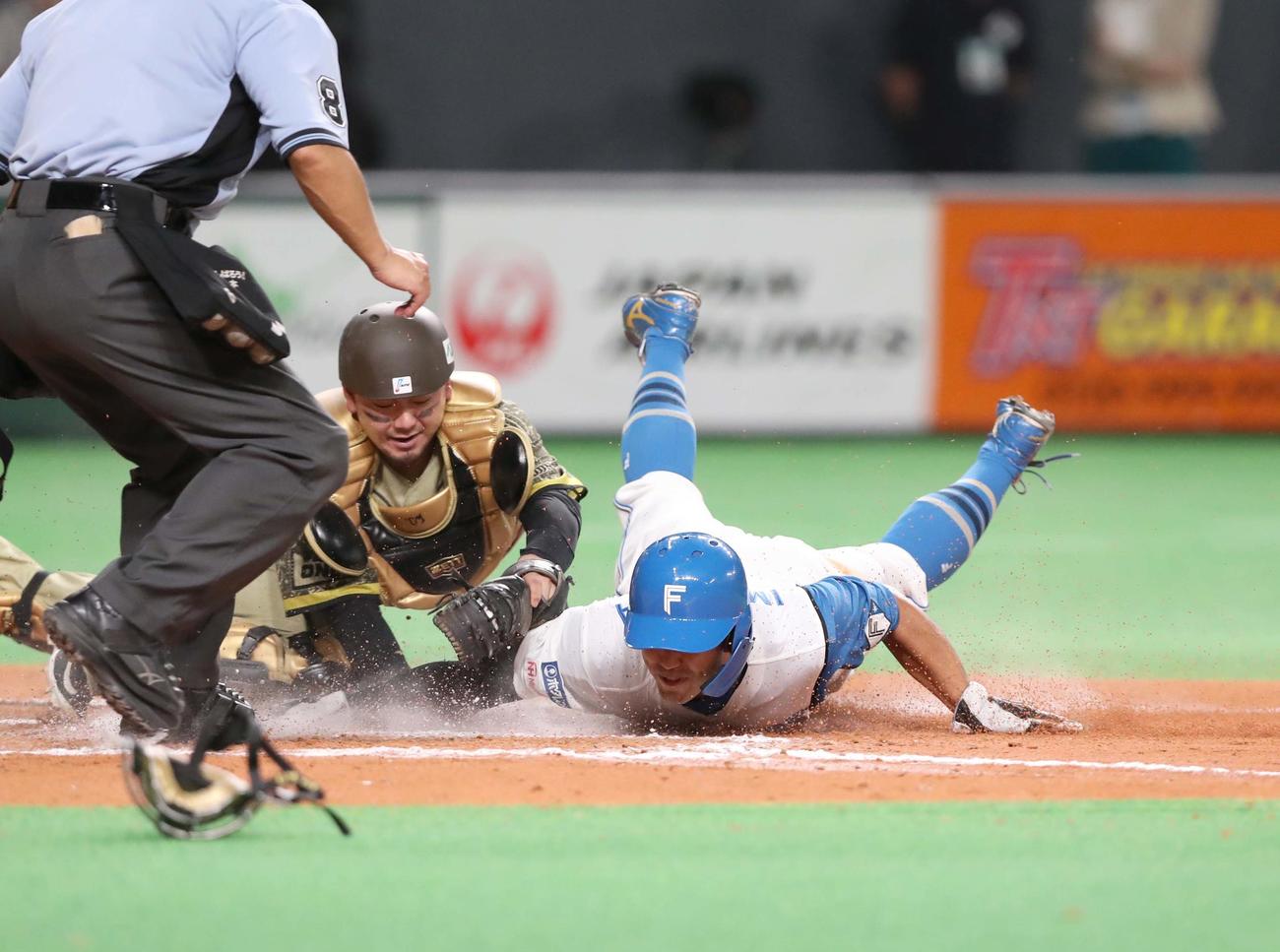日本ハム対西武　10回裏日本ハム2死二塁、上川畑の二ゴロで今川が本塁を突くもアウトになる。捕手森（撮影・黒川智章）