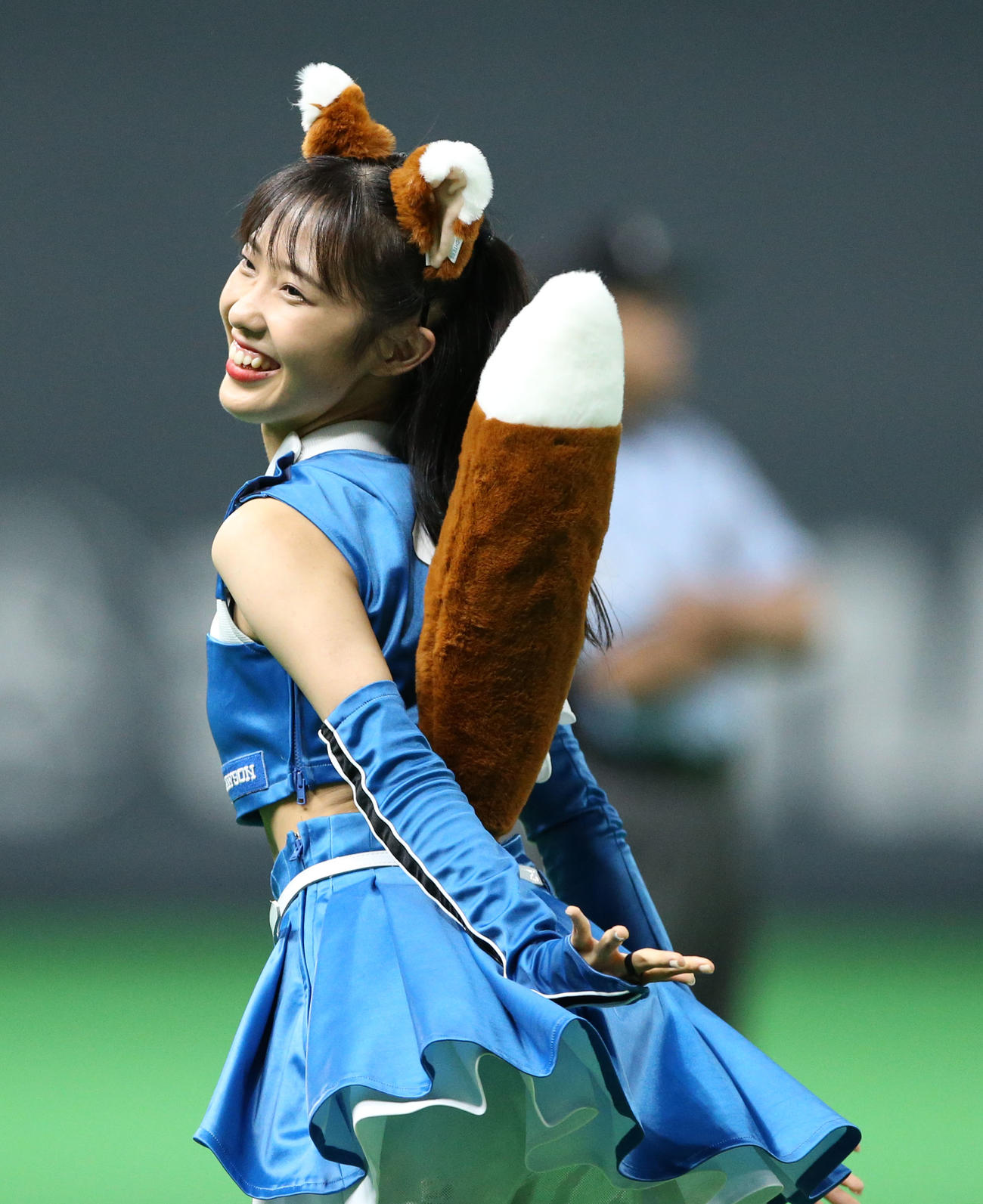 日本ハム対西武　「きつねダンス」を踊るファイターズガール（撮影・佐藤翔太）