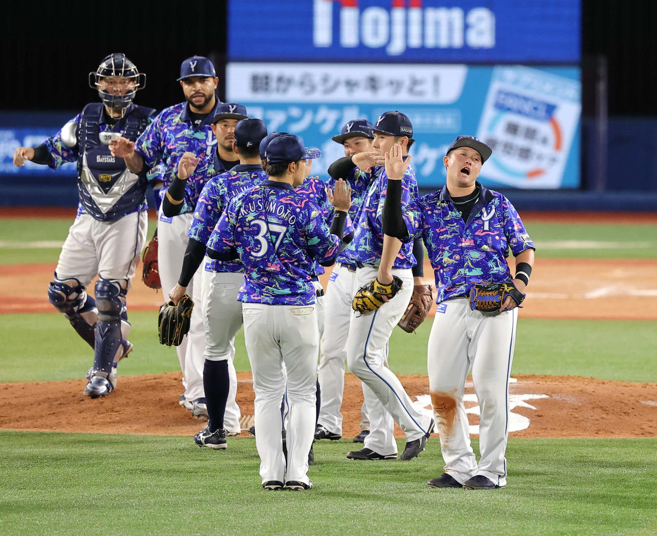 DeNA対阪神　阪神に2連勝し、ハイタッチで喜び合う牧（右）らDeNAナイン（撮影・浅見桂子）