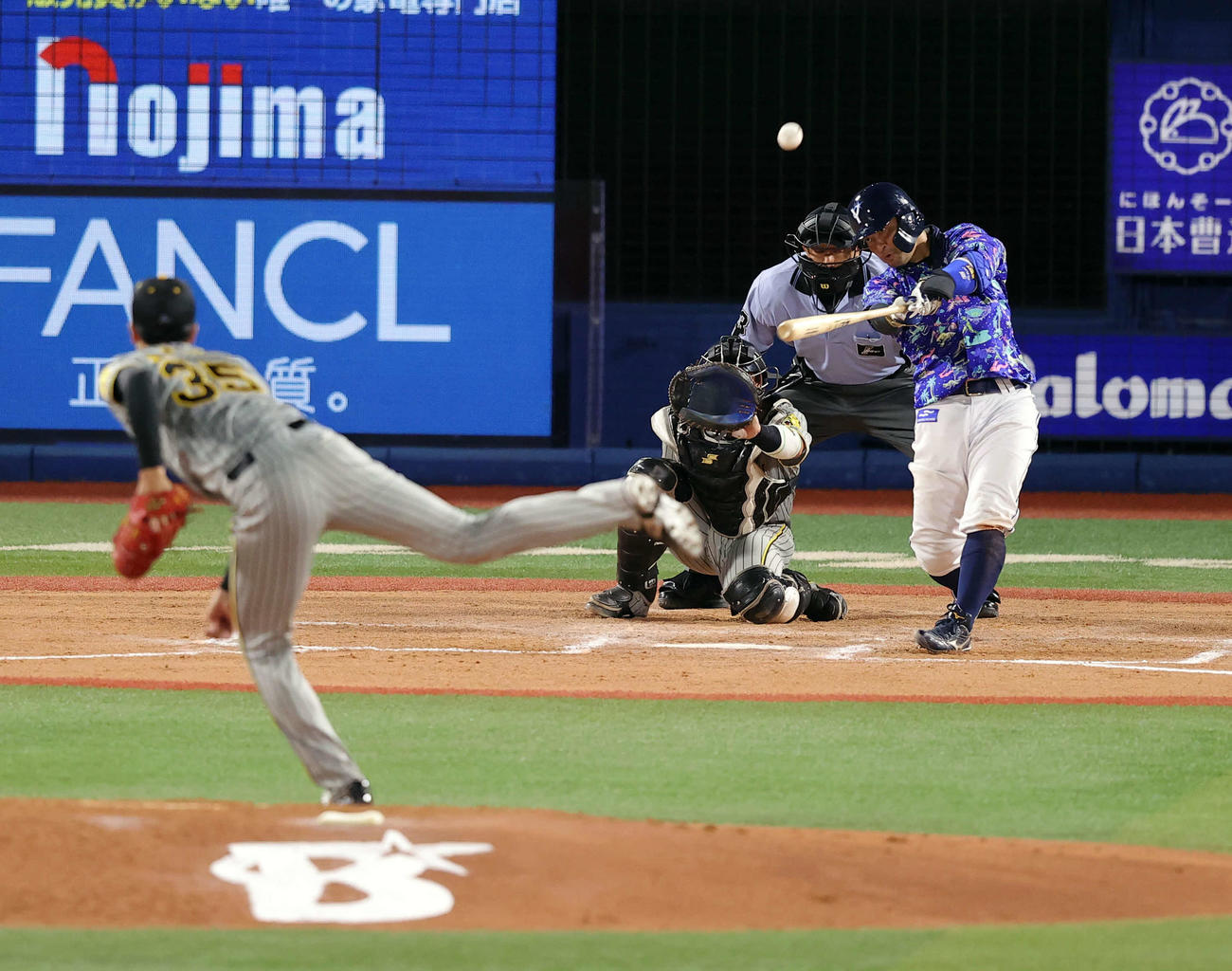DeNA対阪神　7回裏DeNA2死一塁、嶺井は勝ち越し2点本塁打を放つ。投手才木（撮影・浅見桂子）