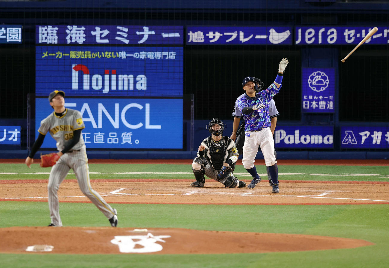 DeNA対阪神　7回裏DeNA2死一塁、嶺井は勝ち越し2点本塁打を放つ。投手才木（撮影・浅見桂子）