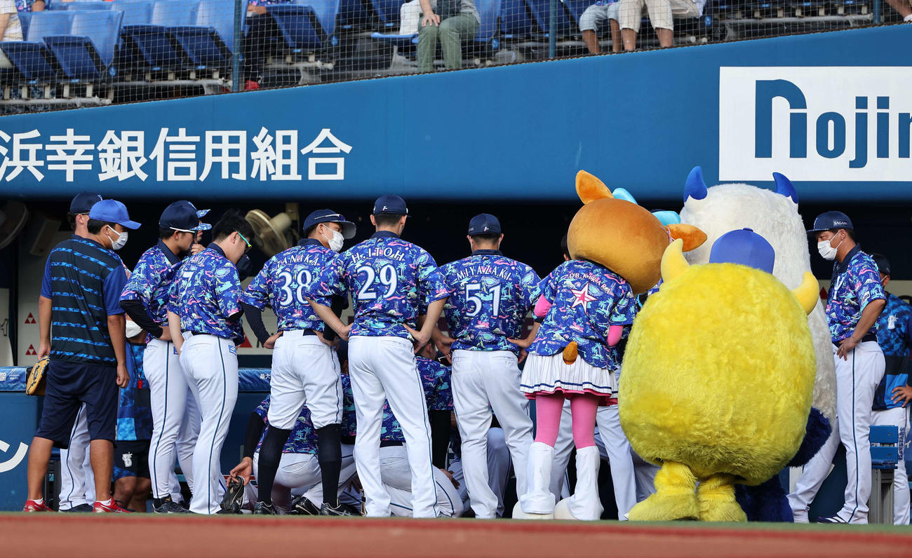 DeNA対阪神　試合前に円陣を組むDeNAナイン（撮影・上田博志）