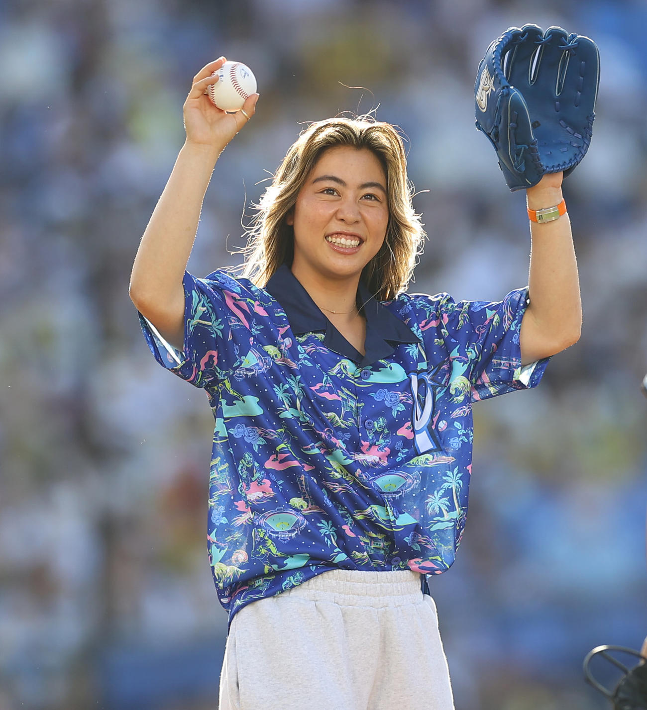 DeNA対阪神　始球式で登場した都築有夢路（撮影・垰建太）