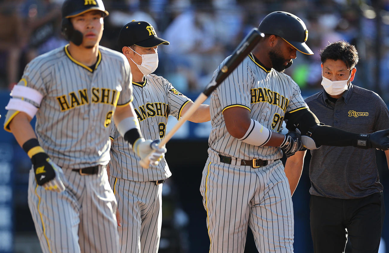 DeNA対阪神　1回表阪神1死一塁、死球を受けたロドリゲスの背中に手をあて鼓舞する矢野監督（左から2人目）（撮影・垰建太）