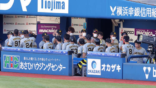 DeNA対阪神　試合開始前、ハイタッチで気合を入れ合う矢野監督（中央）ら阪神の選手たち（撮影・浅見桂子）