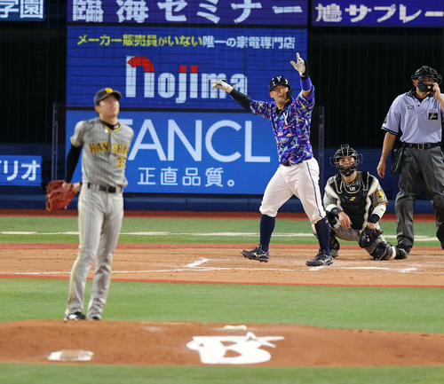 DeNA対阪神　7回裏DeNA2死一塁、嶺井は勝ち越し2点本塁打を放つ。投手才木（撮影・浅見桂子）