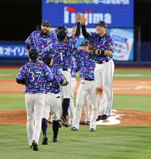 DeNA対阪神　阪神に2連勝し、ジャンピングハイタッチで喜び合う牧（右）らDeNAナイン（撮影・浅見桂子）