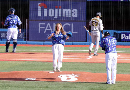 DeNA対阪神　始球式に登場したサーフィンの東京五輪銅メダリスト都筑有夢路は笑顔で手を振る（撮影・浅見桂子）