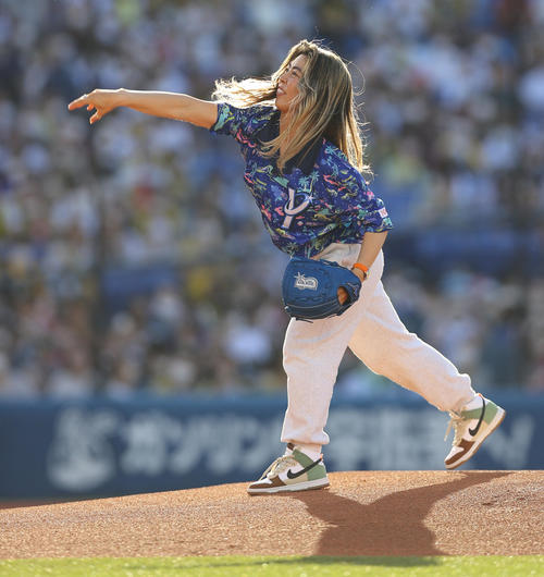 DeNA対阪神　始球式を行う都築有夢路（撮影・垰建太）