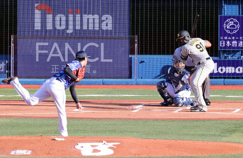 DeNA対阪神　1回表阪神1死一塁、ロドリゲスは死球を受ける。投手石田（撮影・浅見桂子）