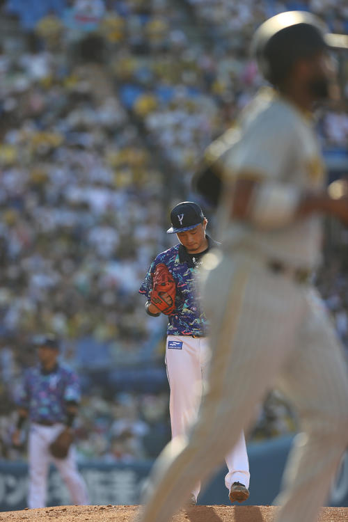 DeNA対阪神　1回表阪神1死一塁、ロドリゲス（手前）に死球を当てうつむく石田（撮影・垰建太）