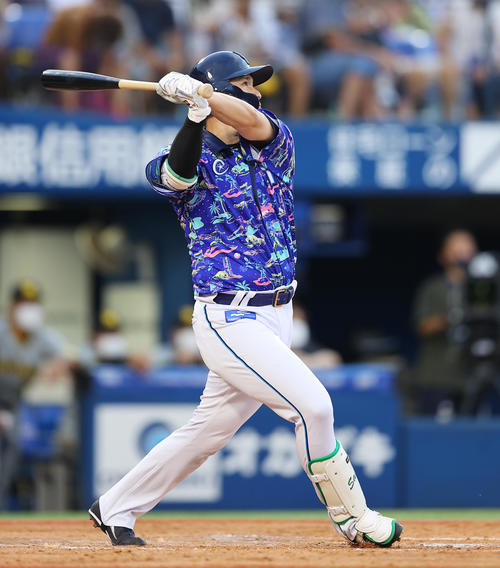 DeNA対阪神　4回裏DeNA1死、右中間にソロ本塁打を放つ佐野（撮影・垰建太）