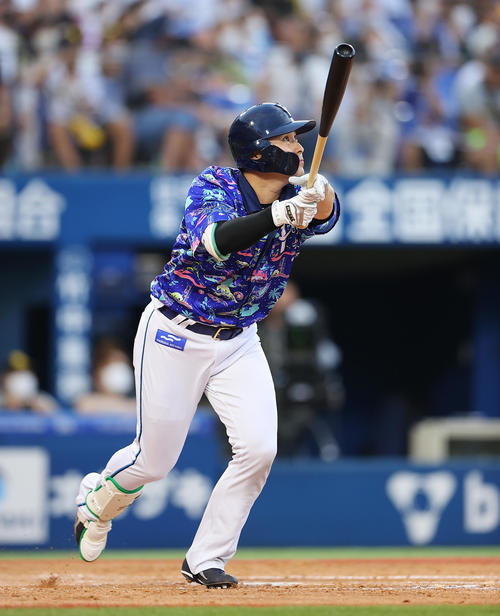 DeNA対阪神　4回裏DeNA1死、右中間にソロ本塁打を放つ佐野（撮影・垰建太）