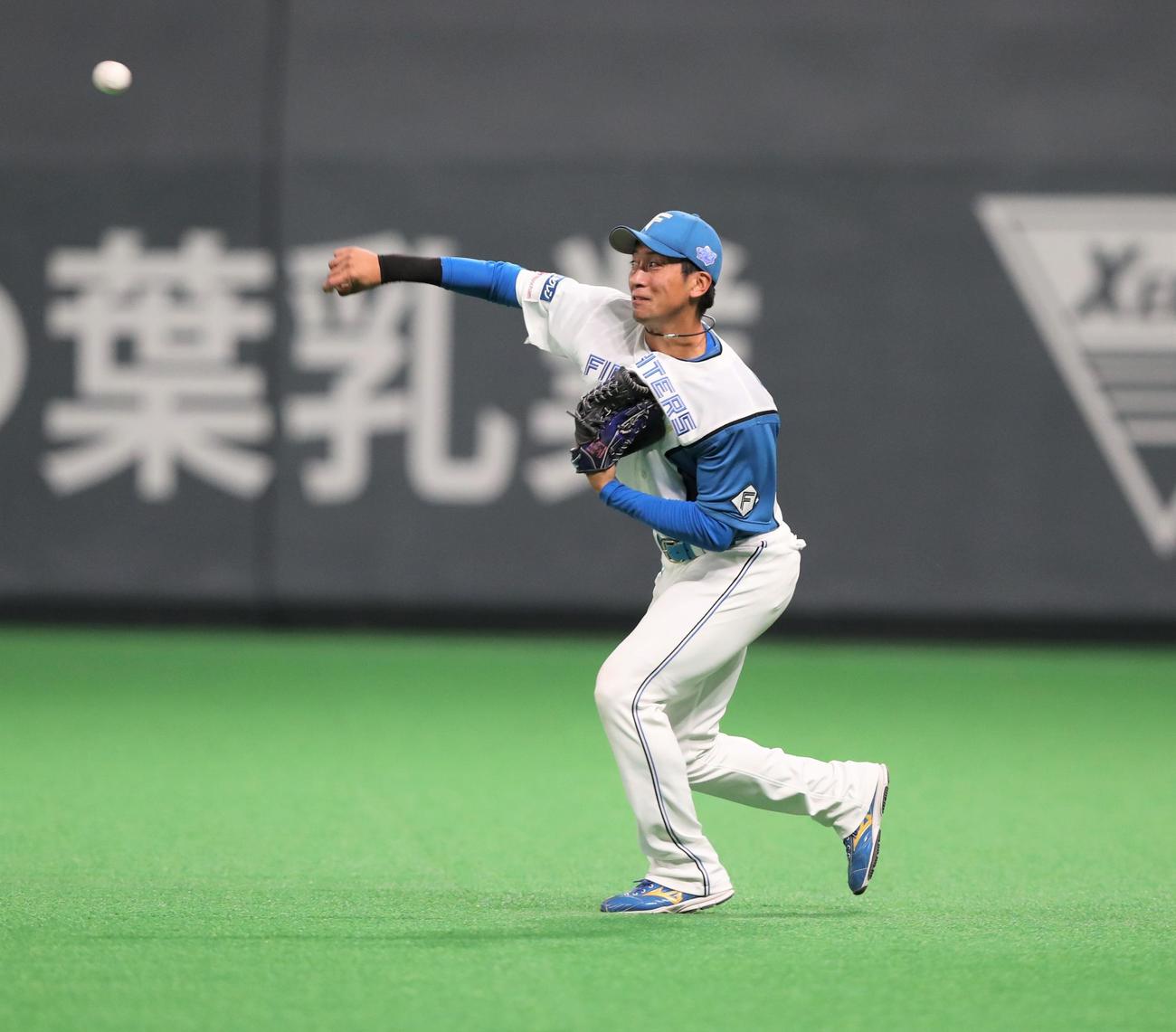 5回表西武1死一塁、源田の右前打の打球を三塁に送球する古川裕（撮影・黒川智章）