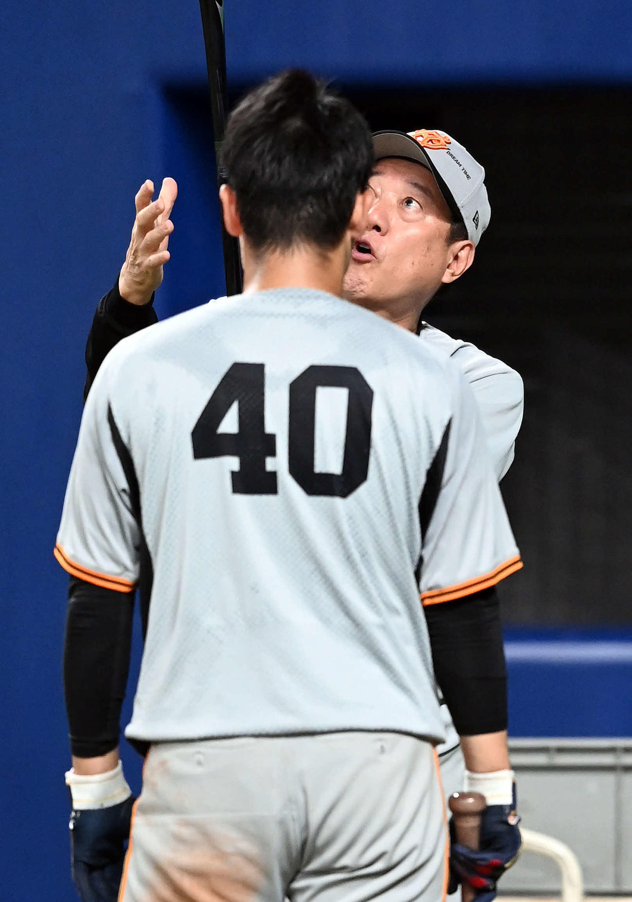 中日対巨人　中山に打撃のアドバイスをする巨人原辰徳監督（撮影・たえ見朱実）