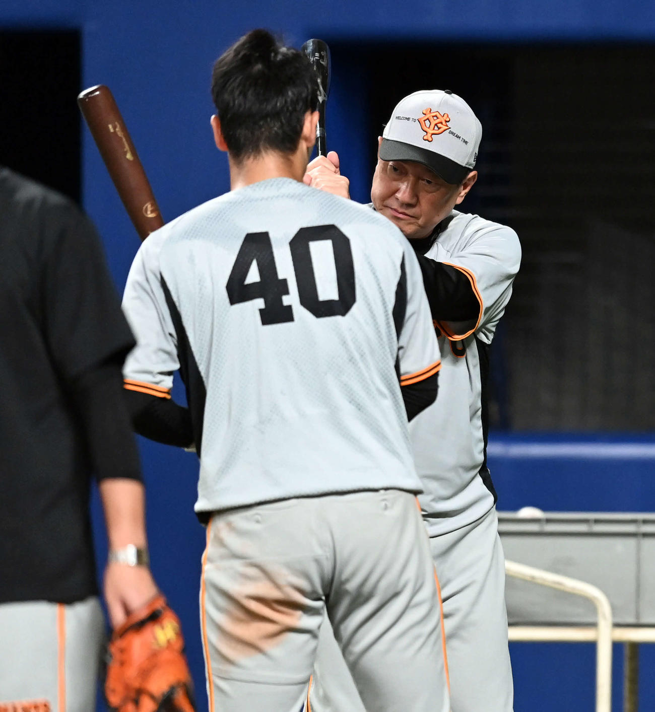 中日対巨人　中山に打撃のアドバイスをする巨人原辰徳監督（撮影・たえ見朱実）