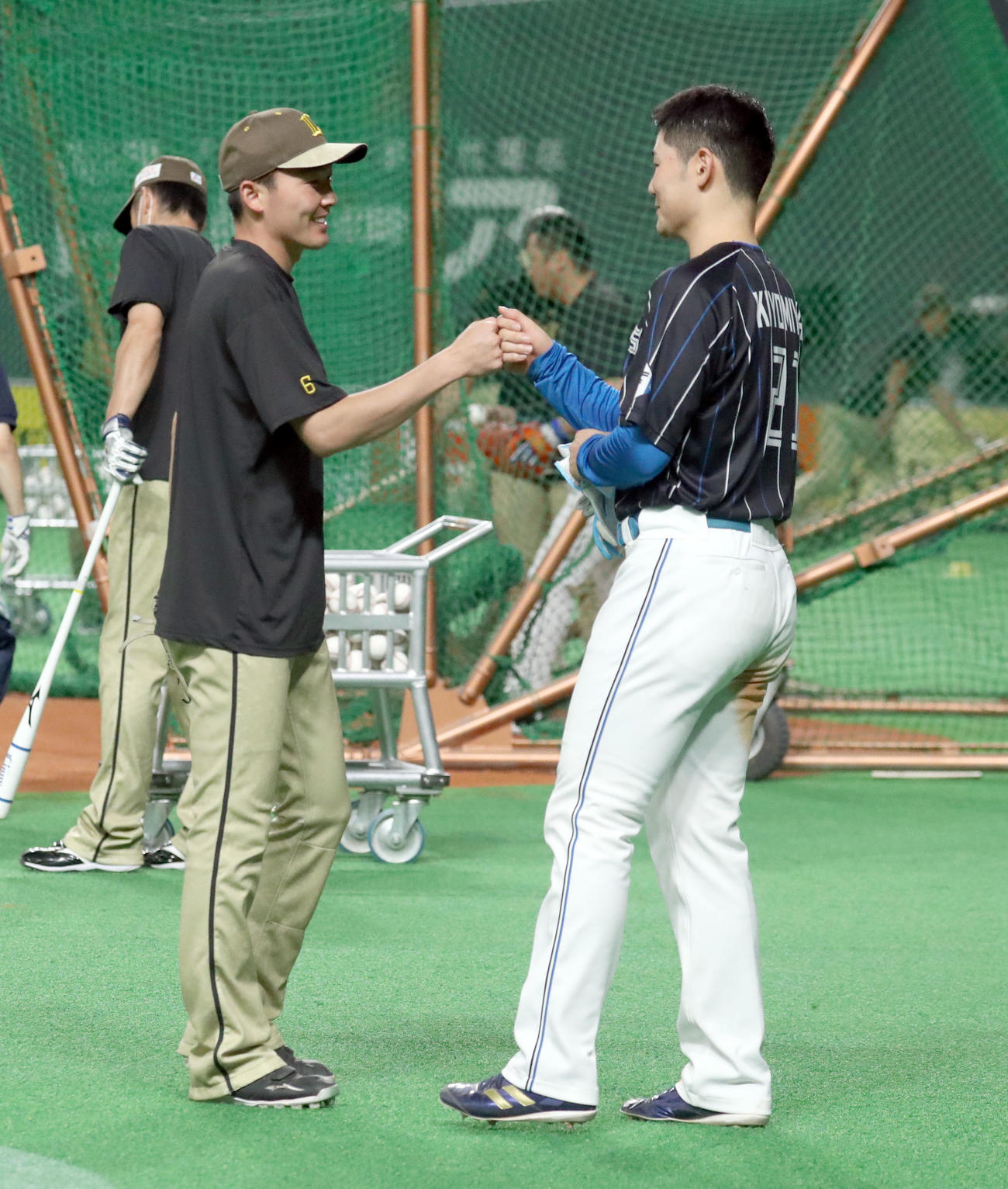 日本ハム対西武　試合前、グータッチを交わす源田（左）と清宮（撮影・佐藤翔太）