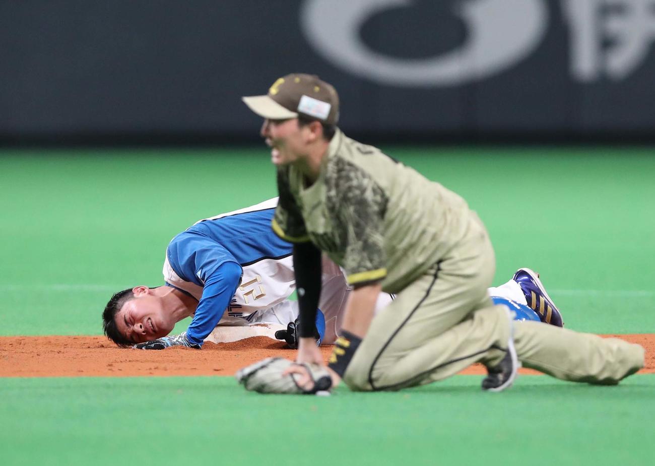 日本ハム対西武　8回裏日本ハム1死一、二塁、近藤の二ゴロで一塁走者の清宮（左）が二塁スライディングで源田と接触する（2022年8月10日）