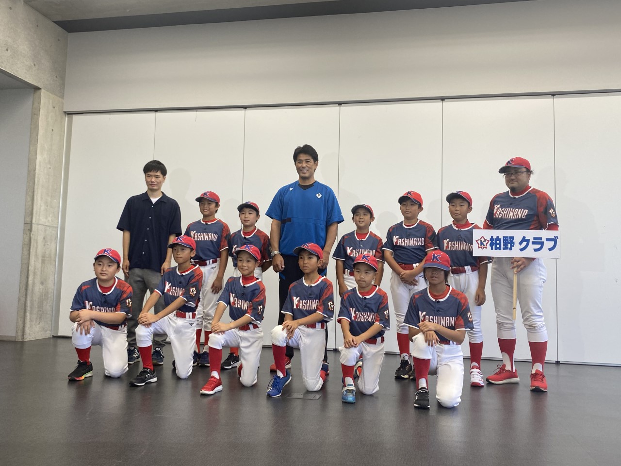 SC活動「uniformics（ユニフォーミクス）」で完成したユニホームを着用した柏野クラブスポーツ少年団と記念撮影におさまる日本ハム稲葉GM兼SCO（撮影・田中彩友美）