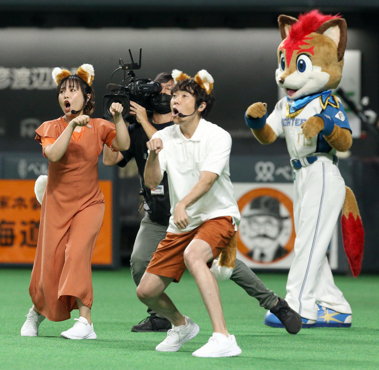 日本ハム対西武　試合前、「きつねダンス」を披露する上原りさ（左）と小林よしひさ（撮影・佐藤翔太）