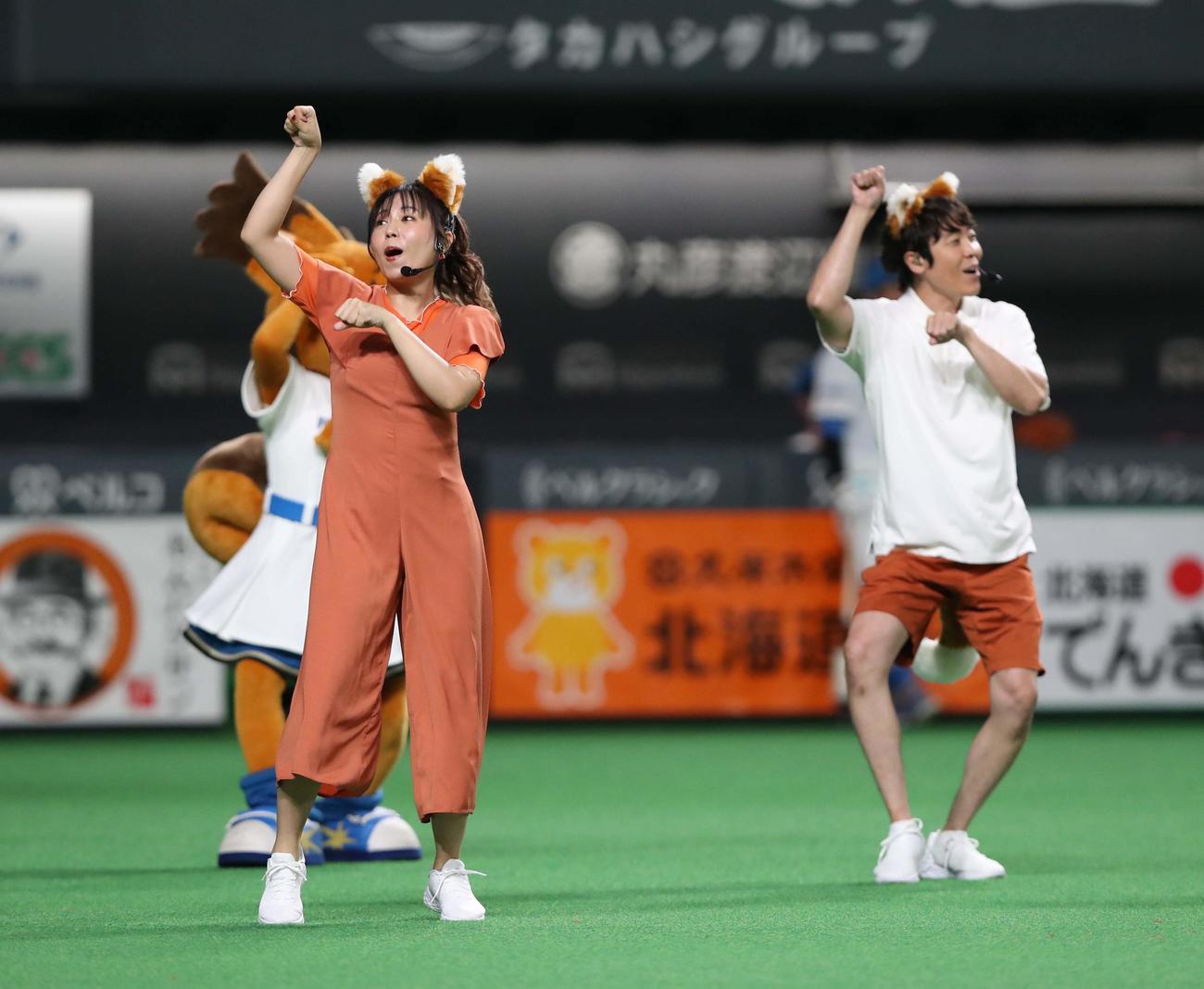 日本ハム対西武　「きつねダンス」を踊る上原りさ（左）と小林よしひさ（撮影・黒川智章）