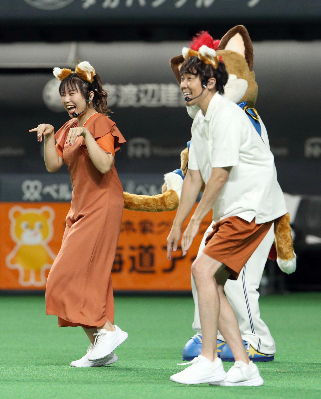 日本ハム対西武　試合前、「きつねダンス」を披露する上原りさ（左）と小林よしひさ（撮影・佐藤翔太）