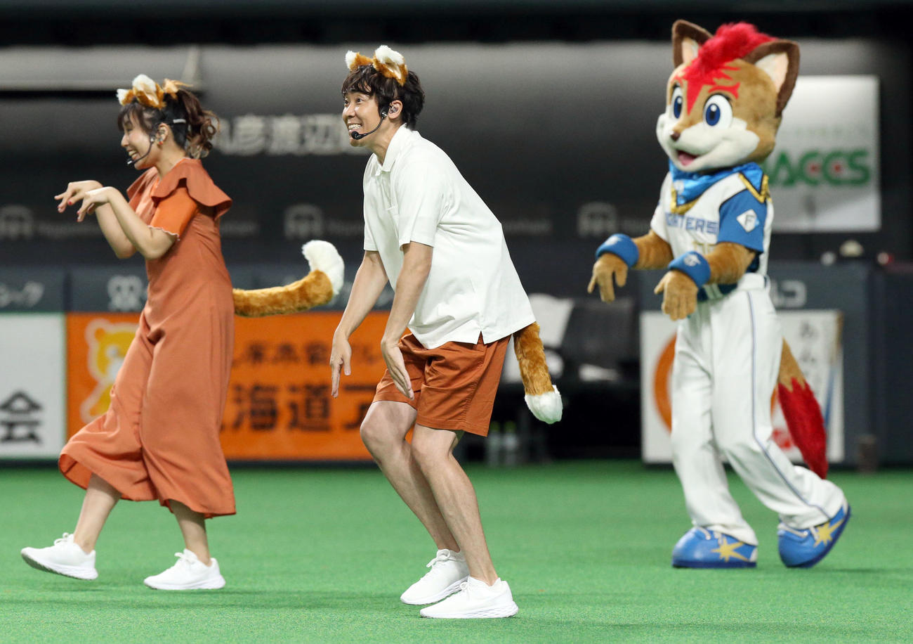 日本ハム対西武　試合前、「きつねダンス」を披露する上原りさ（左）と小林よしひさ（撮影・佐藤翔太）