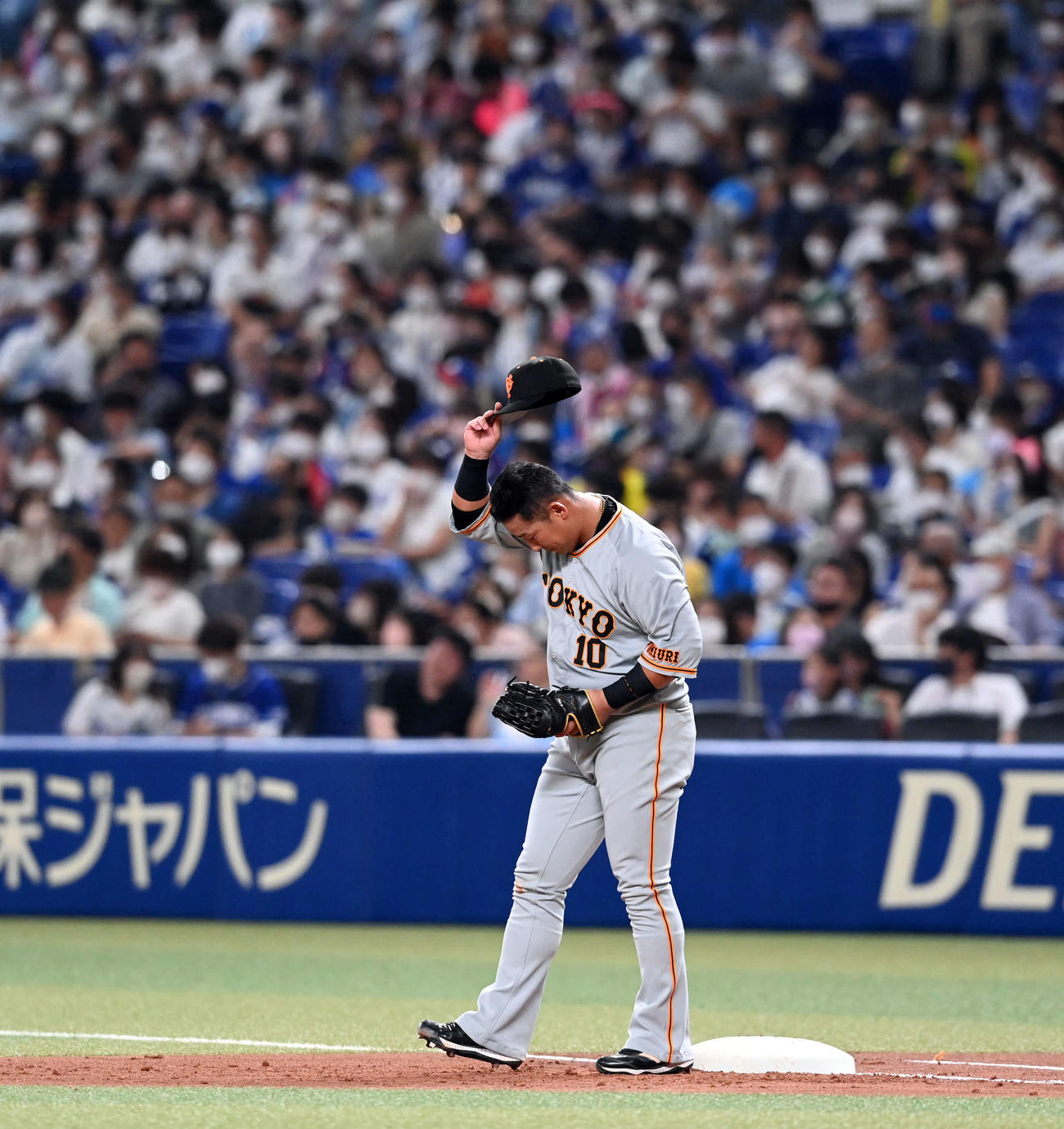 中日対巨人　1回表に先制の適時打を放った巨人中田は、守備に就く際ファンの拍手に応える（撮影・たえ見朱実）