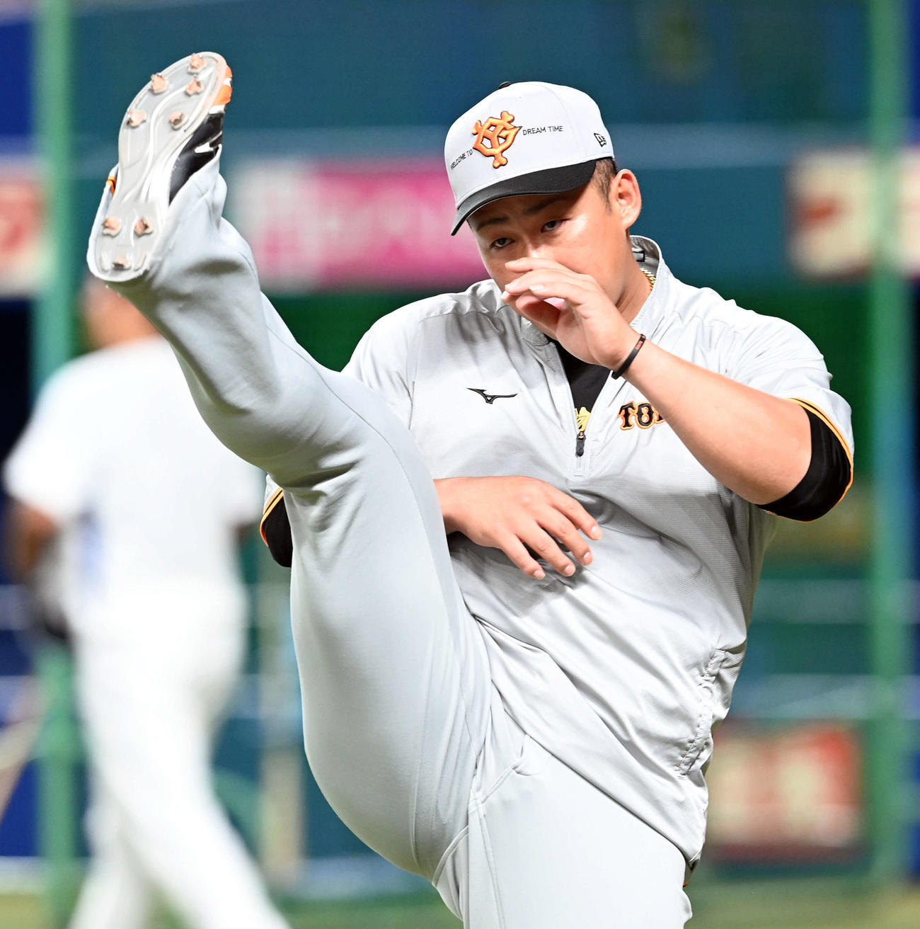 中日対巨人　ウオームアップする巨人中田（撮影・たえ見朱実）
