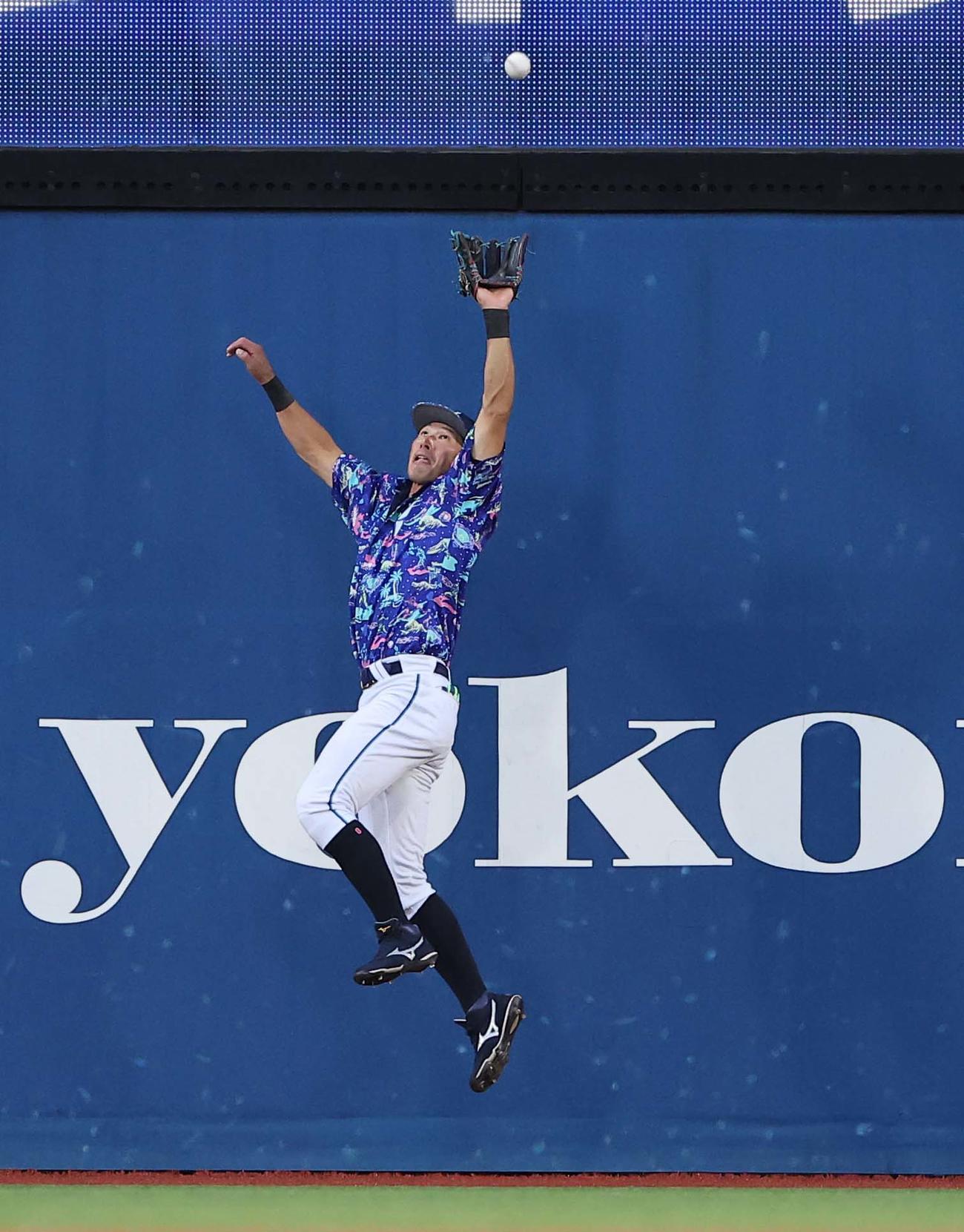 大田は陽川の右飛を好捕する（2022年8月10日撮影）