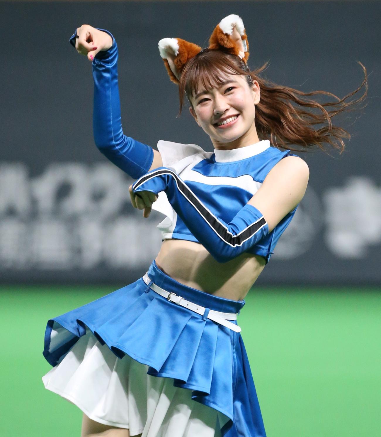 日本ハム対西武　「きつねダンス」を踊るファイターズガール（撮影・黒川智章）