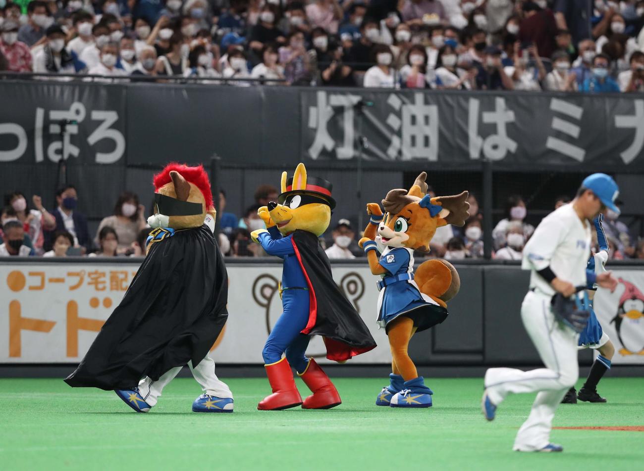日本ハム対西武　「きつねダンス」を踊るかいけつゾロリ（中央）（撮影・黒川智章）
