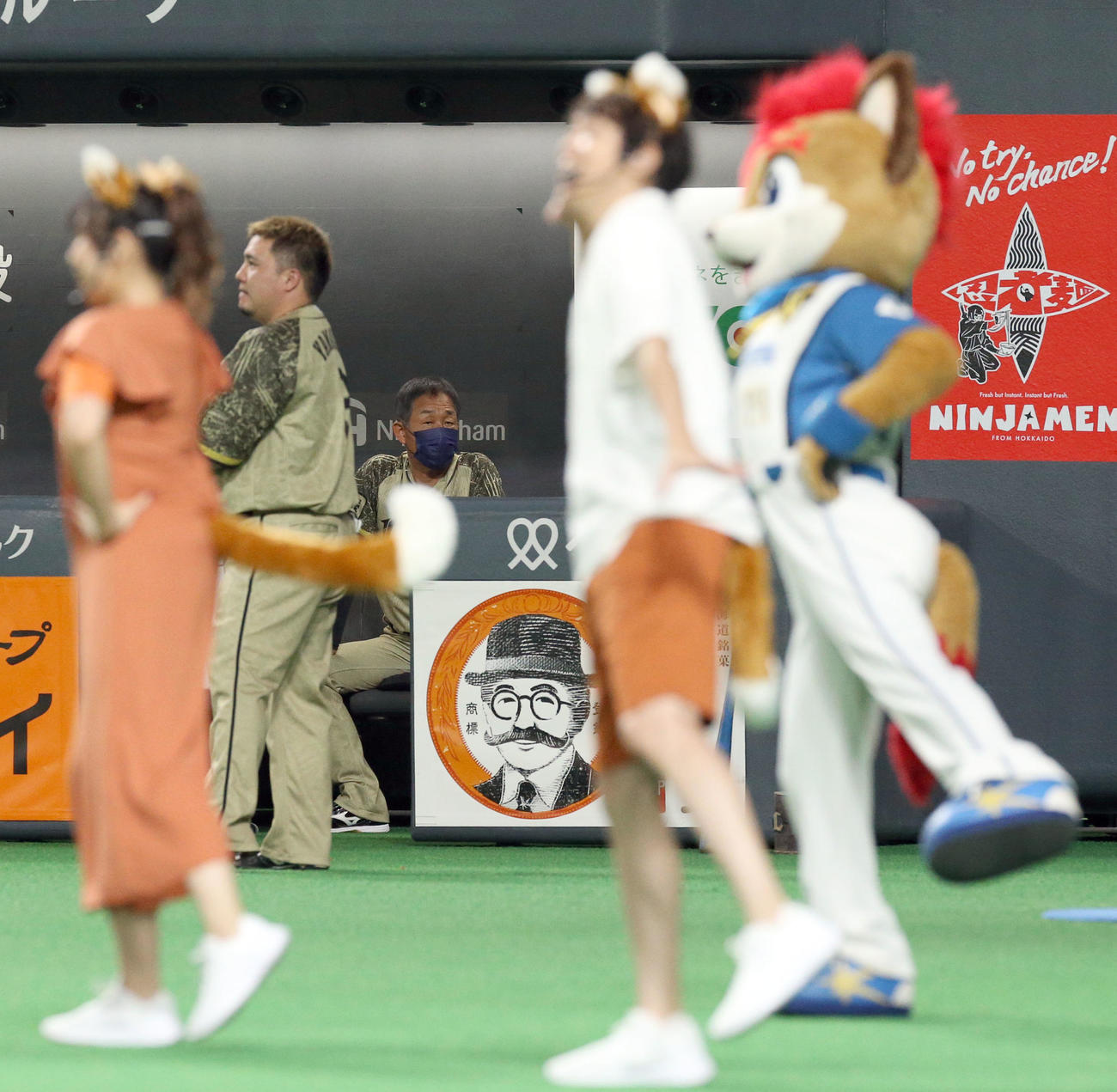 日本ハム対西武　試合前、「きつねダンス」をベンチから見つめる辻監督（中央）（撮影・佐藤翔太）