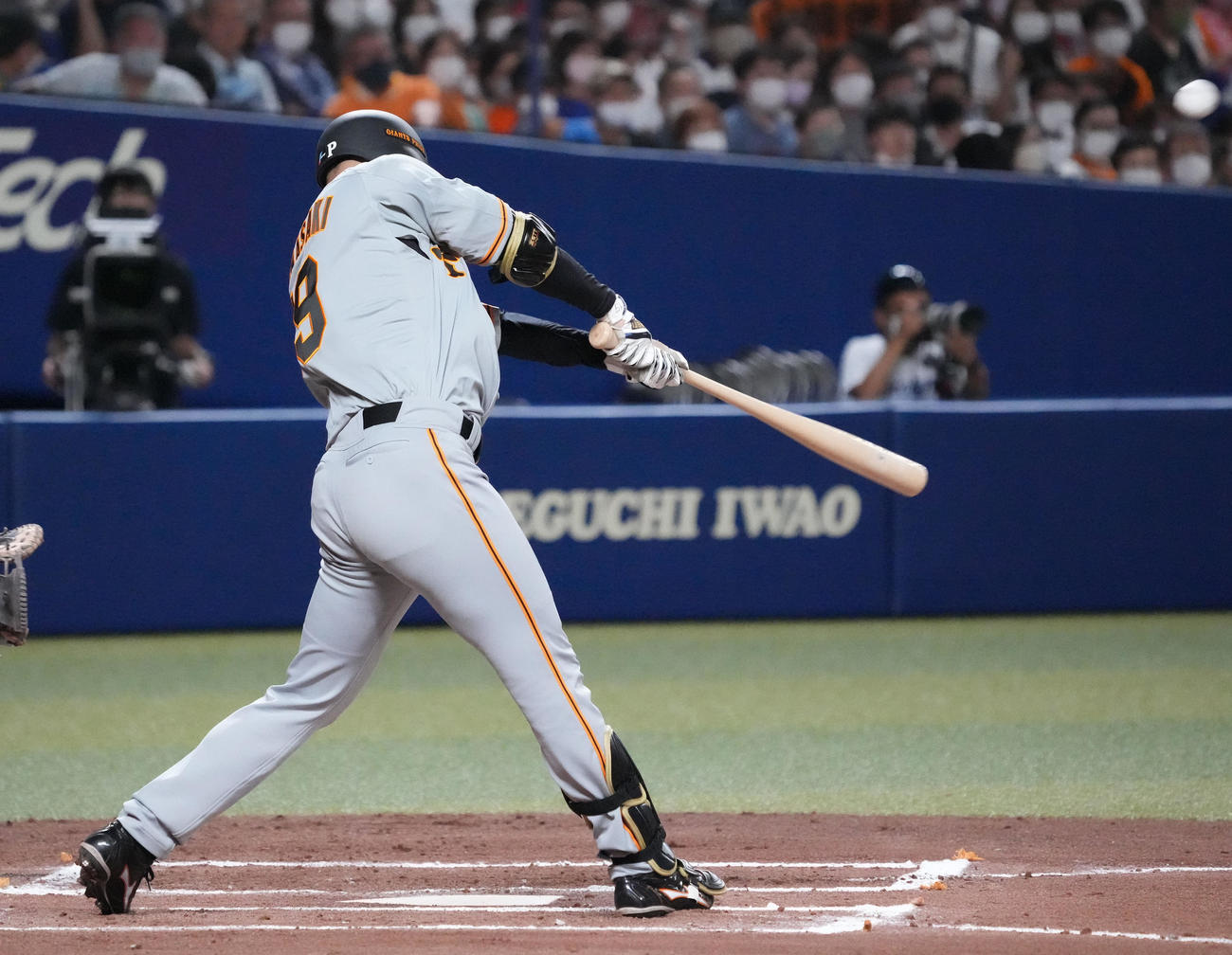 中日対巨人　6回表巨人2死一、二塁、左2点適時二塁打を放つ山崎（撮影・森本幸一）