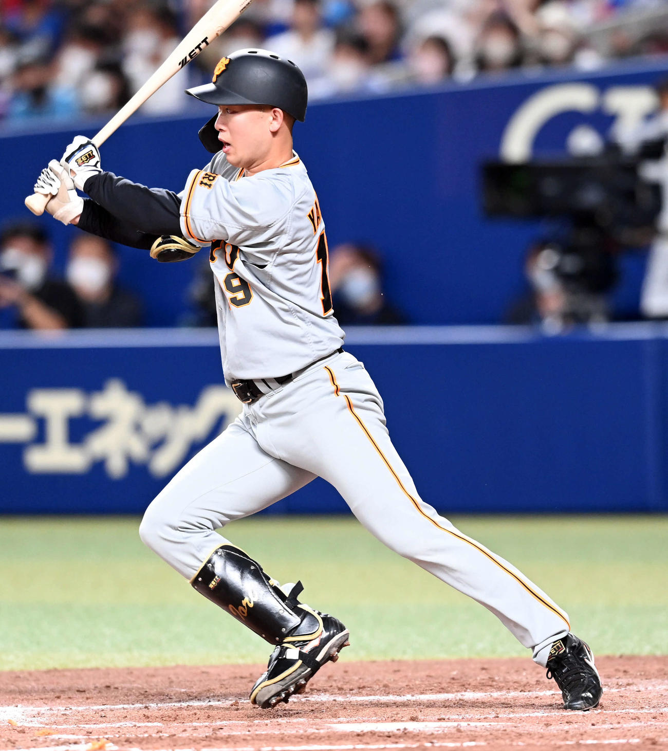 中日対巨人　5回表巨人無死、右前打を放つ山崎伊（撮影・たえ見朱実）