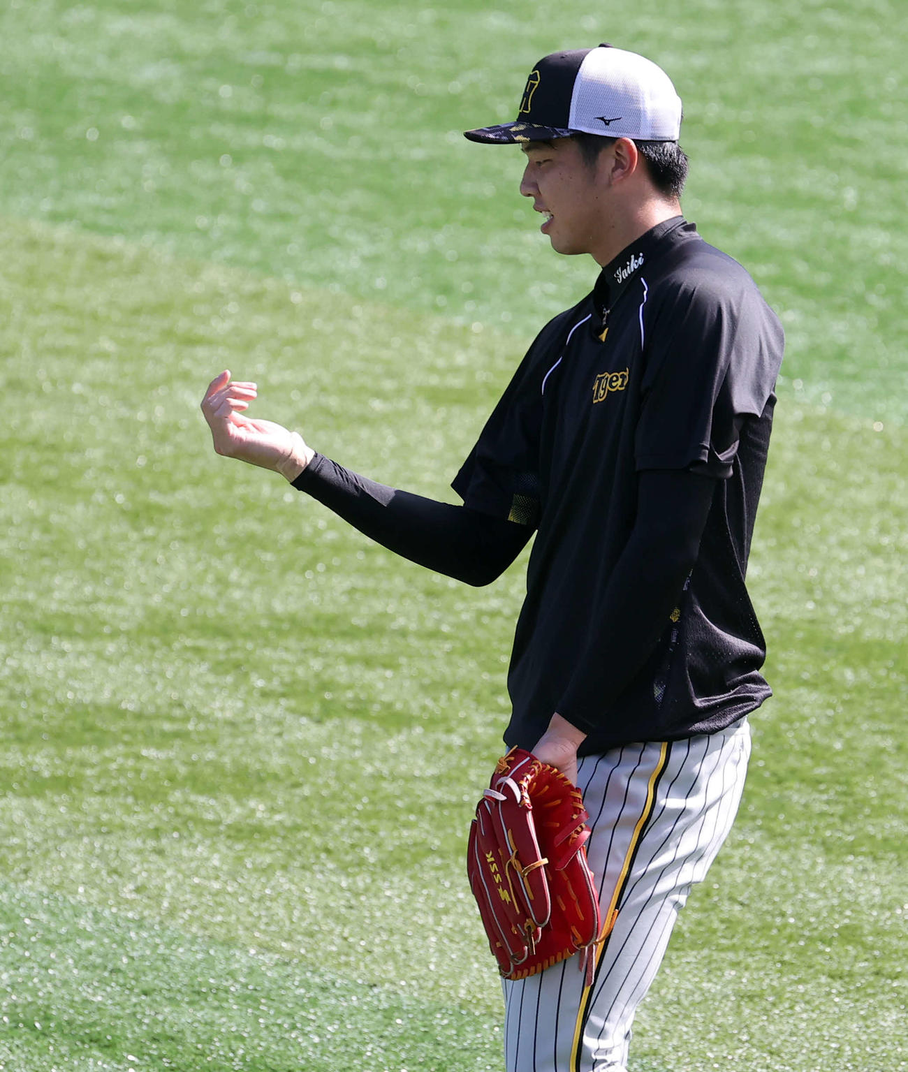 DeNA対阪神　キャッチボール中、右手を見る阪神才木（撮影・浅見桂子）