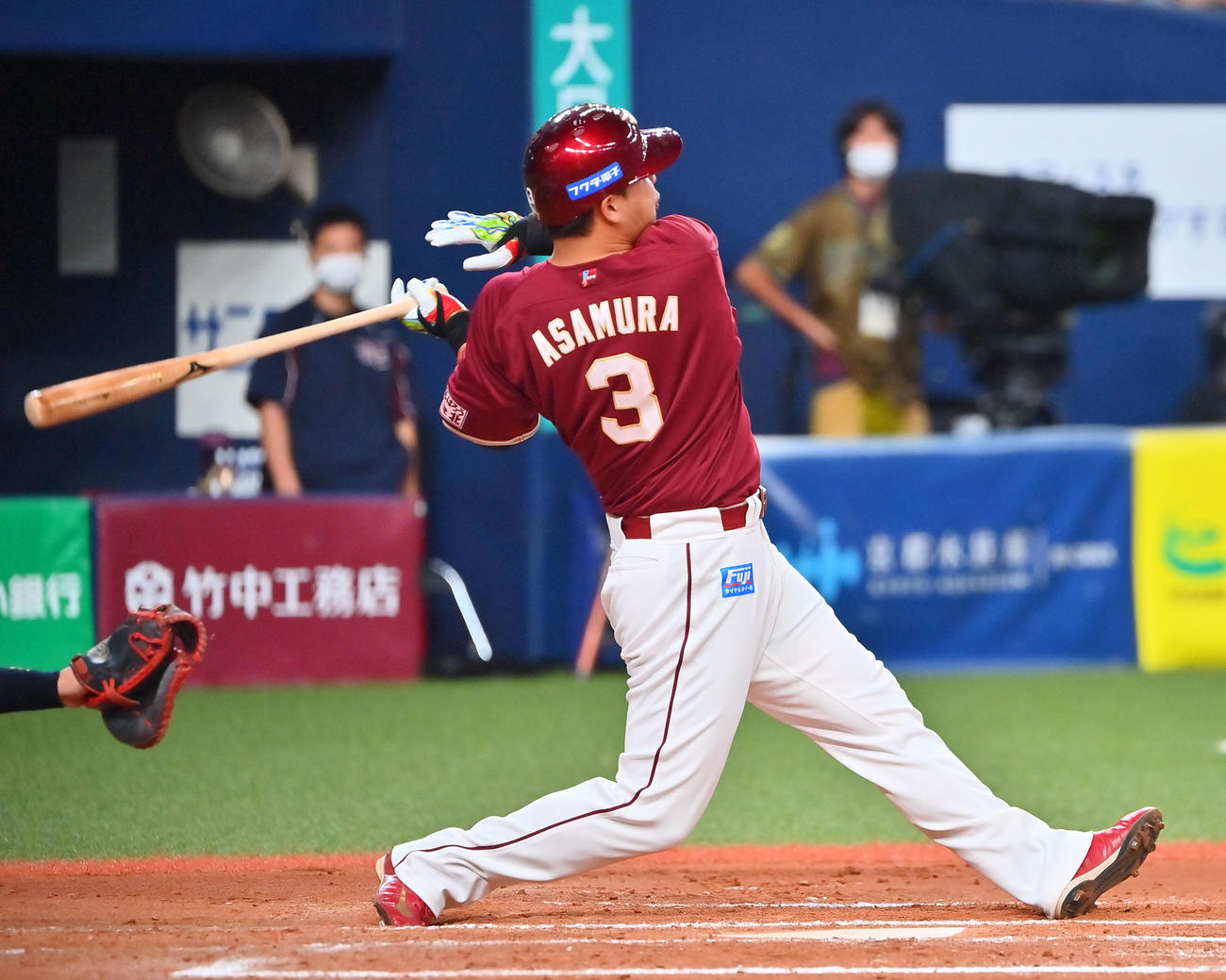 オリックス対楽天　7回表楽天無死、左越え本塁打を放つ浅村（撮影・和賀正仁）