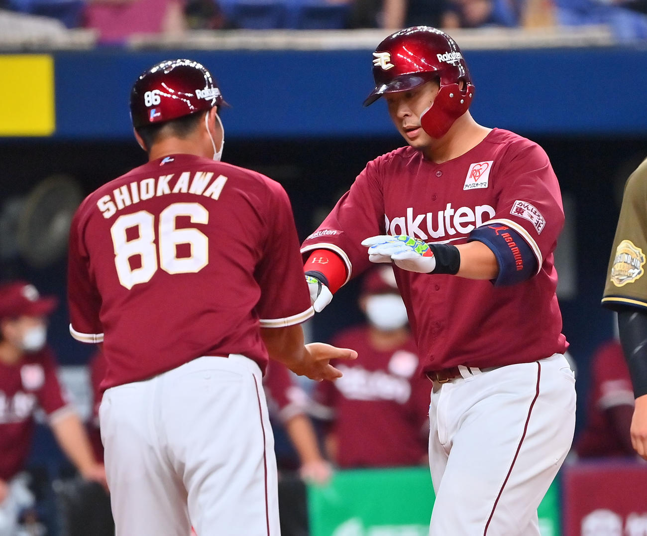 オリックス対楽天　7回表楽天無死、左越え本塁打を放ち生還する浅村（撮影・和賀正仁）
