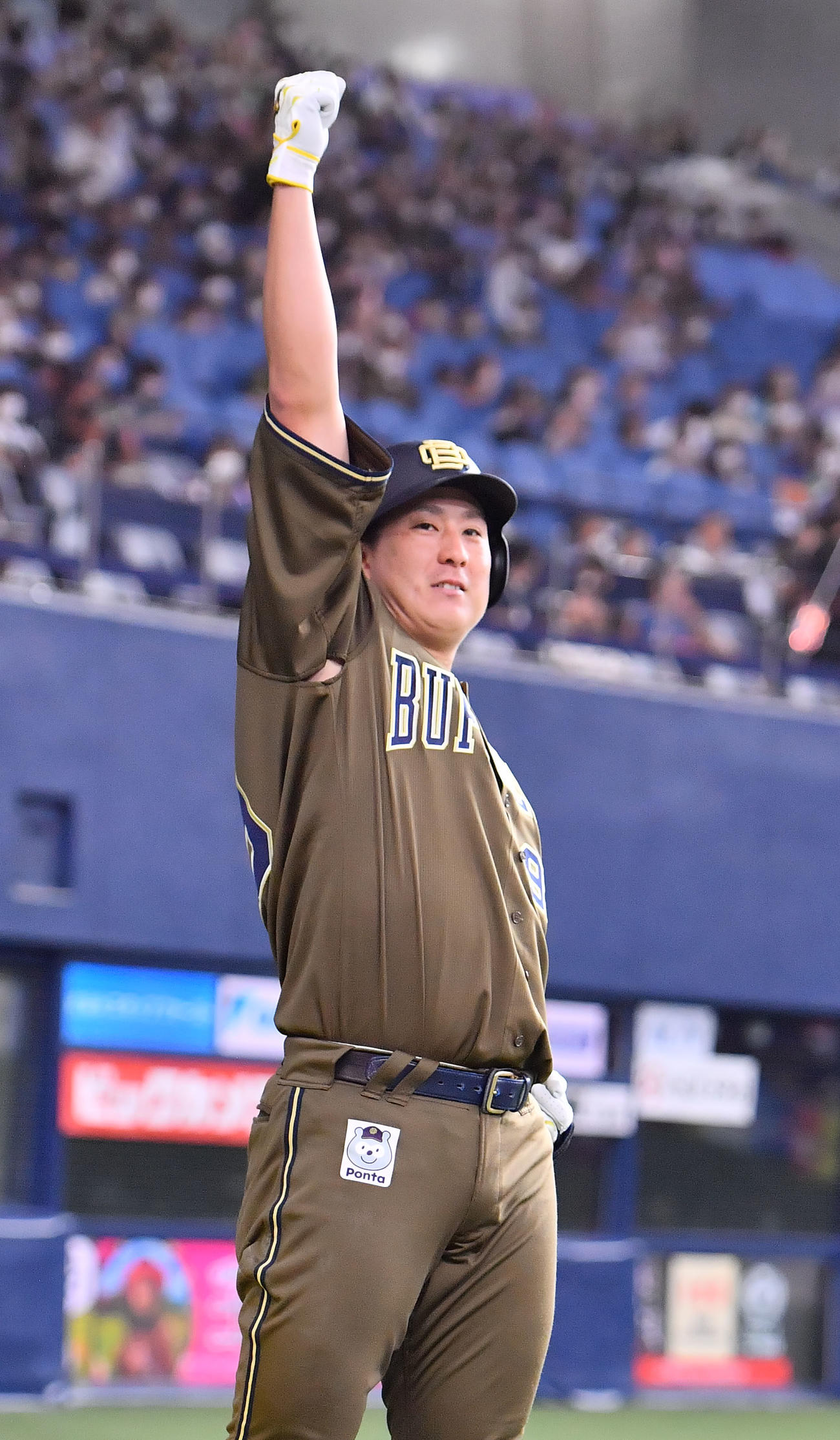 4回裏オリックス無死、中越え本塁打を放った杉本は昇天ポーズ（撮影・和賀正仁）