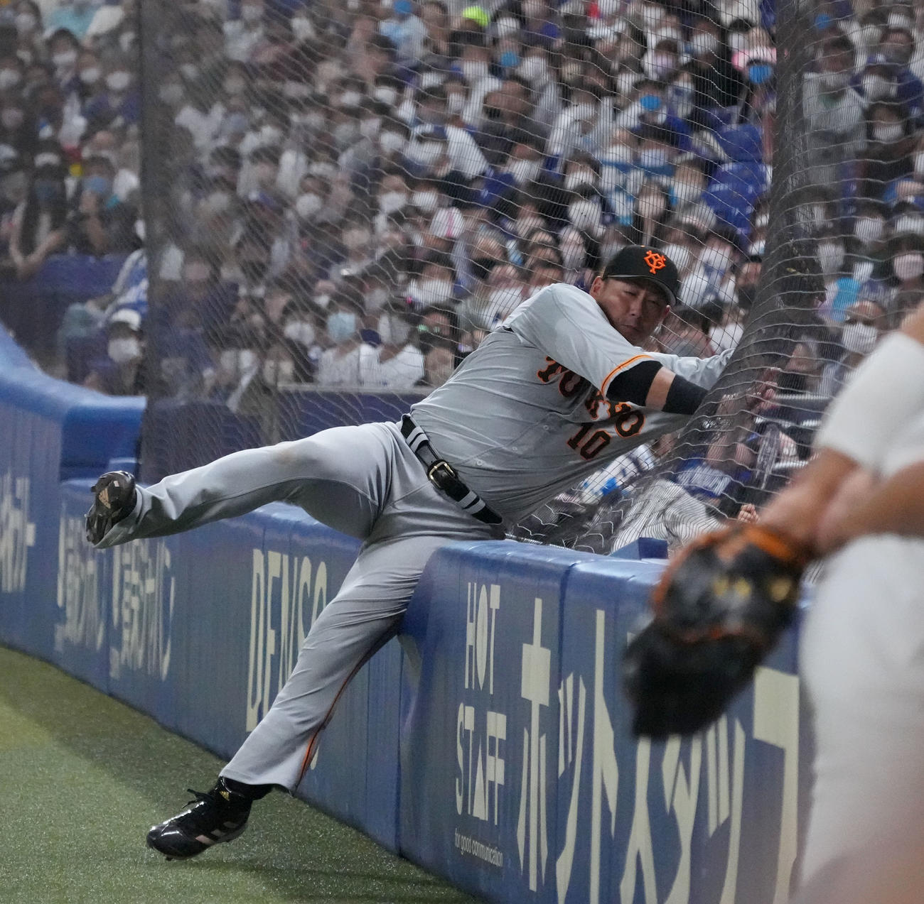 中日対巨人　6回裏中日1死満塁、レビーラの邪飛を好捕する中田（撮影・森本幸一）