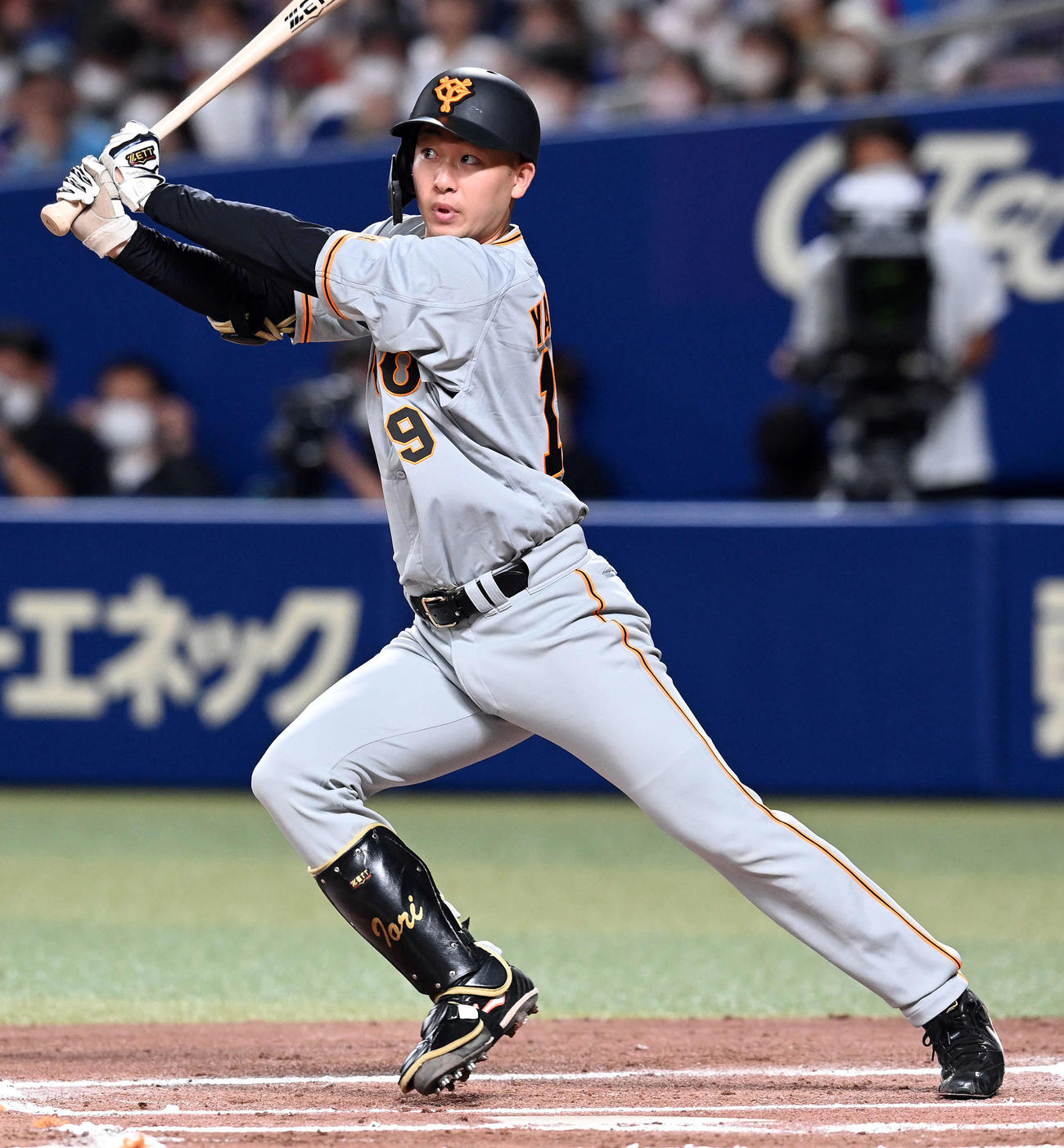 中日対巨人　6回表巨人2死一、二塁、左越えに2点適時二塁打を放つ山崎伊（撮影・たえ見朱実）