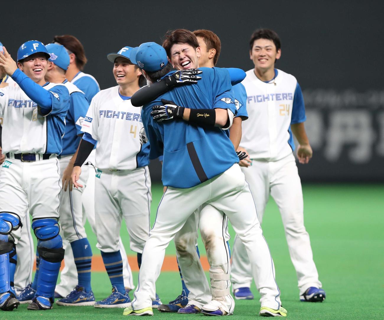 日本ハム対西武　10回裏日本ハム2死一、二塁、サヨナラ打を放ちナインと抱き合う清水（撮影・黒川智章）