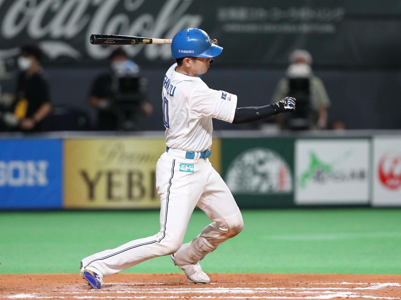日本ハム対西武　10回裏日本ハム2死一、二塁、左前にサヨナラ打を放つ清水（撮影・黒川智章）